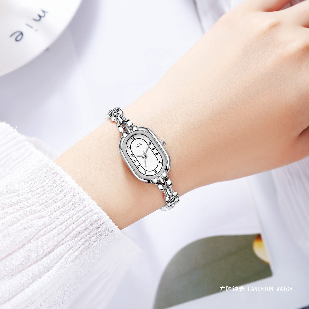 Retro Oval Niche High-grade Fritillary Bracelet Quartz Watch